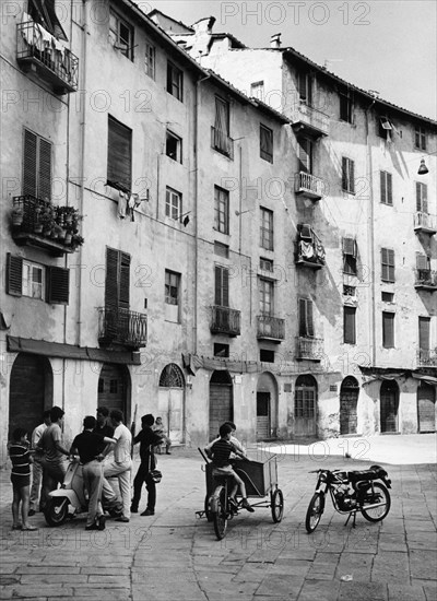 personnes, place du marché, lucca, toscane, italie 1966
