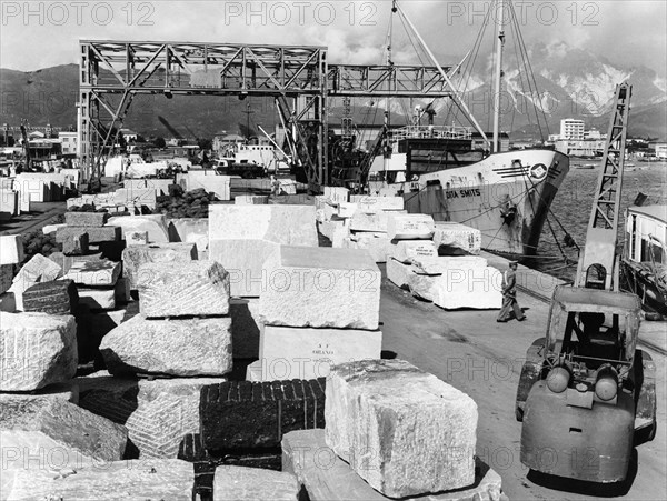 blocs de marbre, port, marina di carrara, toscane, italie 1965