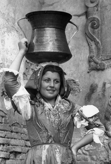 femme en costume typique, riccia, molise, italie 1960