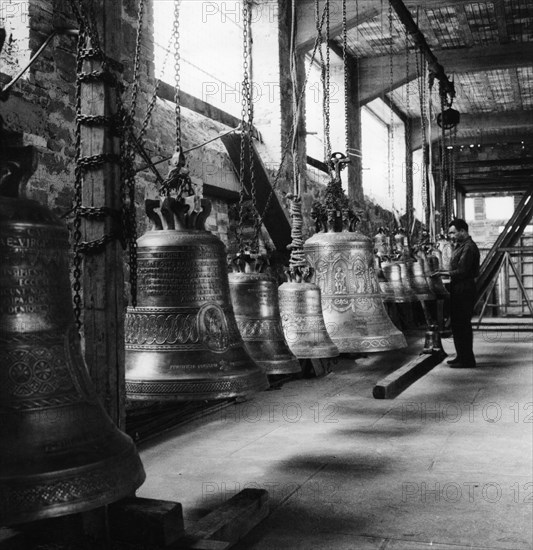 industrie, cloches, agnone, molise, italie 1970