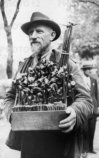 vendeur ambulant de pipes, fête annuelle, macchia antonini, toscane, 1953