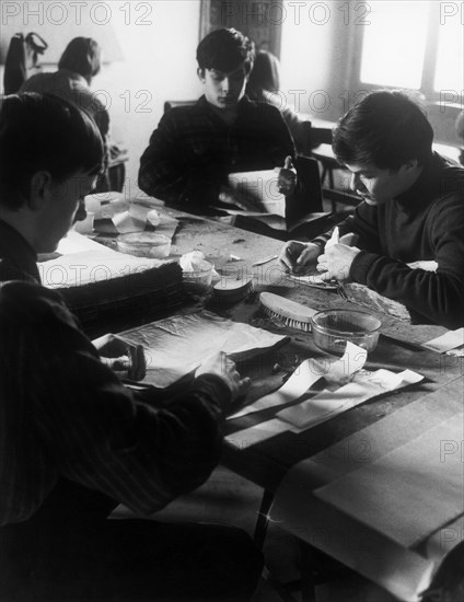 la restauration des livres après l'inondation du 4 novembre 1966, florence, toscane, italie, 1967