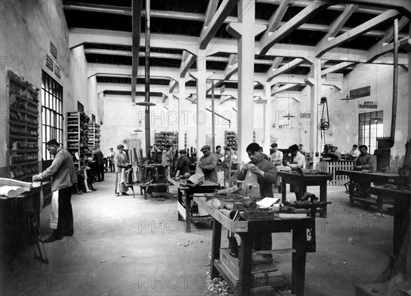 orthopedic shop, rizzoli, bologna, emilia romagna, italy, 1910-1920