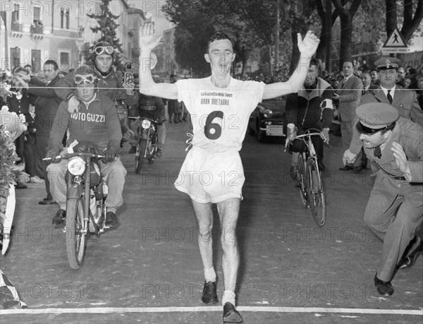 marche de 100 km, de lugano à lecco, gagnée par misson ton, 1957