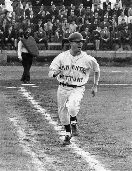 au baseball, un joueur se déplace de la deuxième à la troisième base, 1965