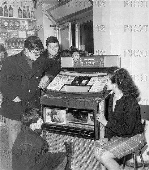 jeunes gens écoutant un disque, 1965