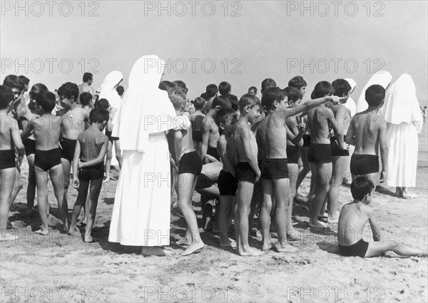 forlì, misano adriatico, enfants dans une colonie, 1970