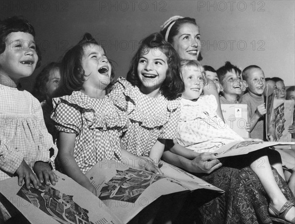 un groupe d'enfants lors d'un spectacle, 1952