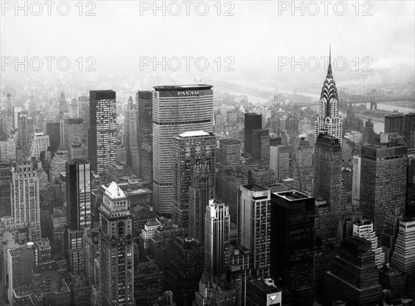 new york, vue de l'empire state building du gratte-ciel pan american, 1966