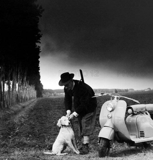 italie, un chasseur et sa guêpe, 1960 1970