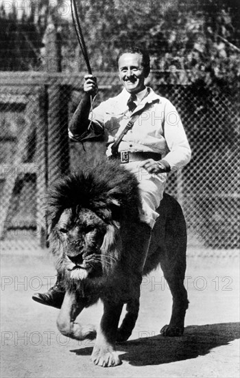 amerique, californie, los angeles, dompteur à cheval sur un lion de métro goldwin meyer, 1920 1930