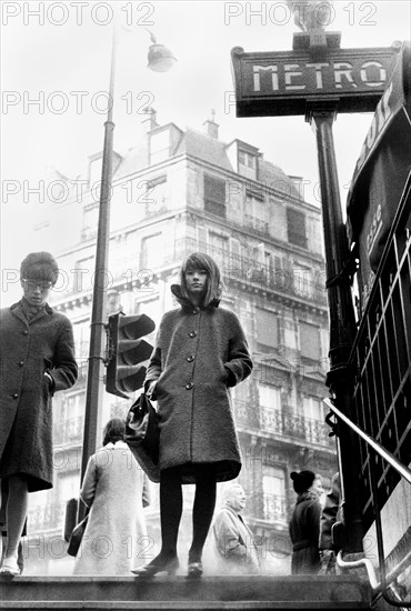 europe, france, paris, femmes à l'entrée du métro, années 1970