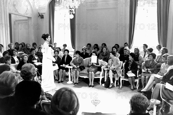 europa, francia, parigi, sfilata di moda di christian dior, 1970