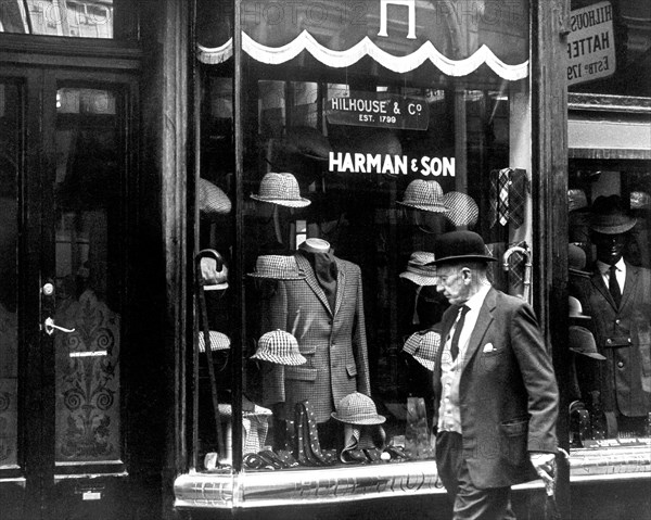 europe, angleterre, londres, vitrine d'un chapelier dans le west end, années 1970