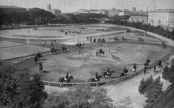 europe, italie, toscane, livourne, cadets de l'académie navale pendant un exercice à cheval, 1920 1930