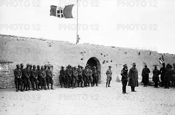 afrique, libye, giàlo, soldats et général mezzetti pendant un discours du gouverneur teruzzi, 1920 1930