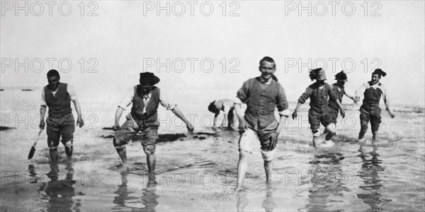 afrique, libye, soldats italiens au repos en mer, 1920