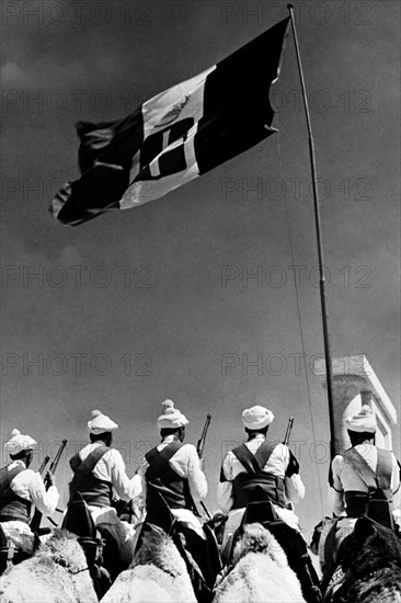 africa, libia, soldati sulla litoranea in corrispondenza del confine tunisino, il cippo, 1930