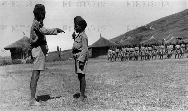 afrique, ethiopie, un buluk basc réprimande le plus jeune ascari, 1920 1930