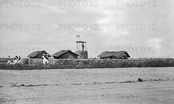 afrique, somalie, mogadishu, gardes à un poste d'observation, 1920 1930