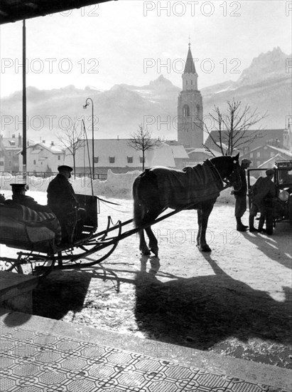 italie, trentino, cortina d'ampezzo, sortie de gare, 1940