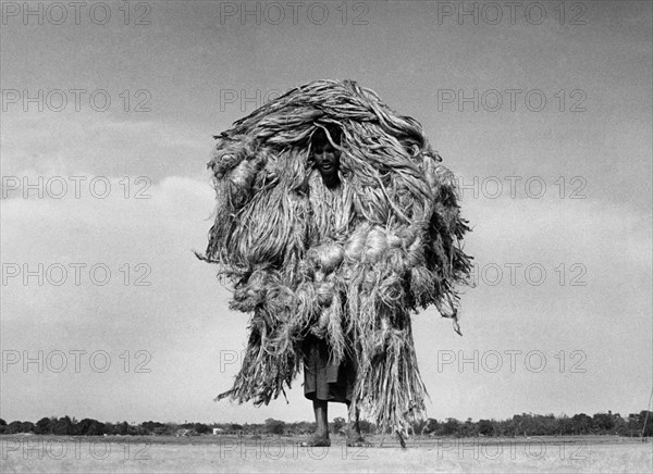 pakistan, transport de jute sur l'épaule, 1960