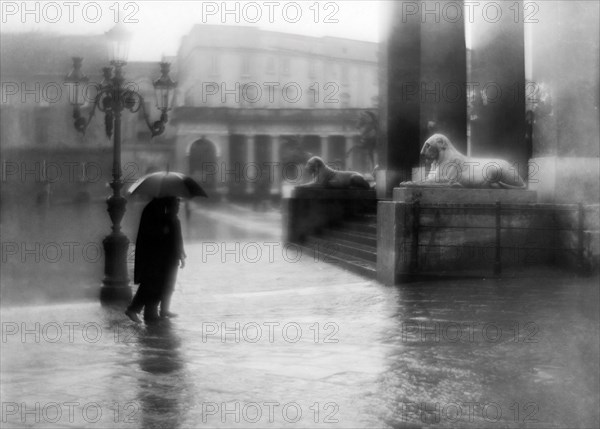 italie, campanie, naples, piazza plebiscito sous la pluie, 1920 1930