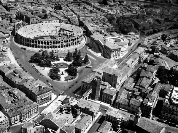 Italie, Vénétie, Vérone, vue aérienne avec les Arènes, 1955