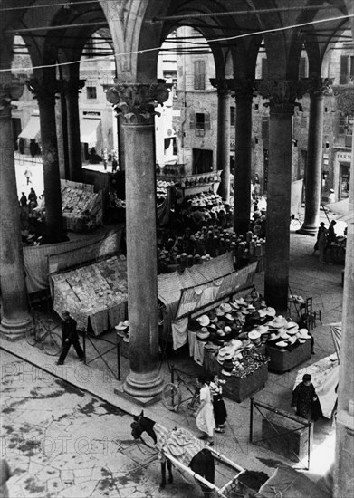 Italie, Toscane, Florence, Marché dans la Loggia dei Porcellini aujourd’hui Loggia del Mercato Nuovo, 1949