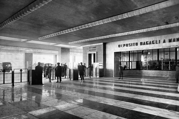 europa, italia, toscana, firenze, veduta interna del fabbricato viaggiatori della stazione di santa maria novella, 1930