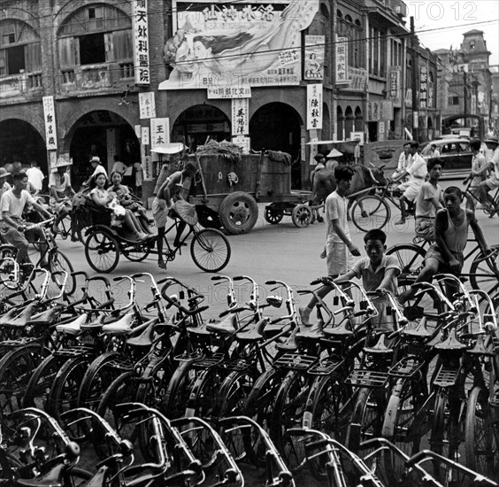 isola di taiwan, una via trafficata della capitale taipei, 1955