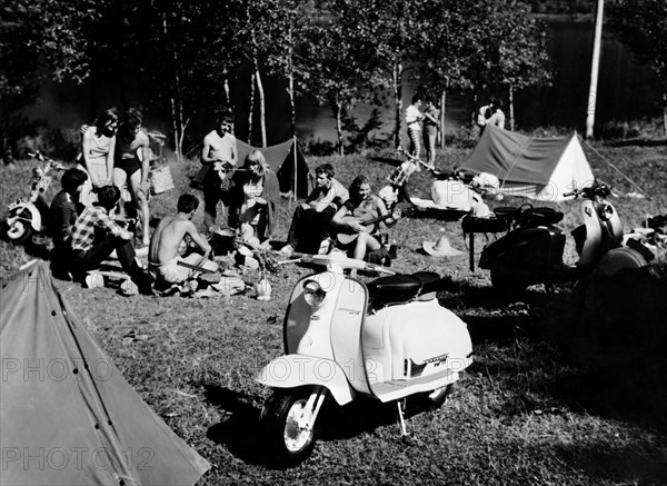 italie, camping avec vespa, 1960 1970