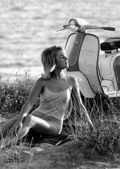 europe, italie, fille sur la plage avec lambretta, 1965