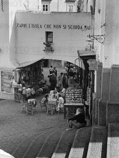 italie, campanie, île de capri, vue de la place principale, 1930