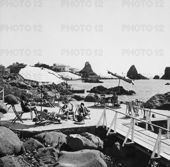 europe, italie, sicile, aci castello, baigneurs au lido des cyclopes, années 1940