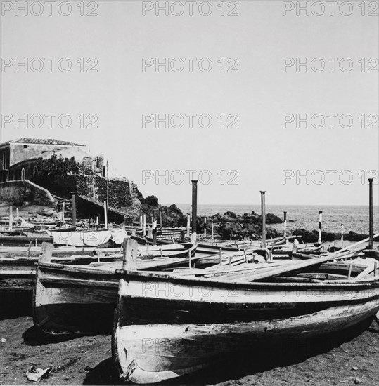 europe, italie, sicile, aci castello, baigneurs au lido des cyclopes, années 1940