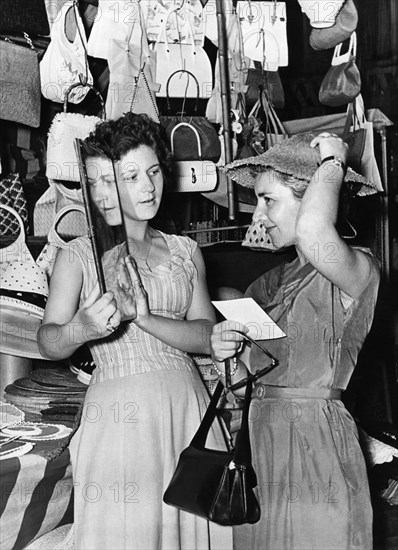 touristes, magasin de vêtements, florence, toscane, italie, 1959