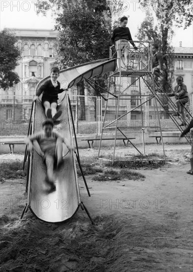 parc de milan, enfants sur le toboggan, 1957
