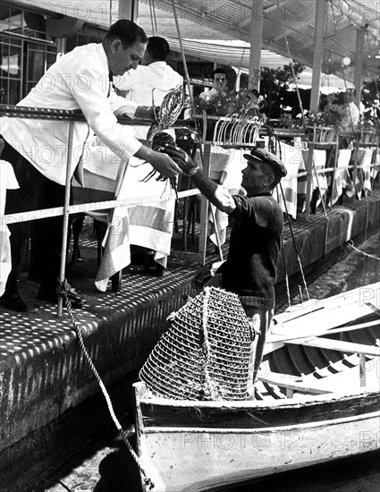 un pêcheur approvisionne un restaurant, 1956