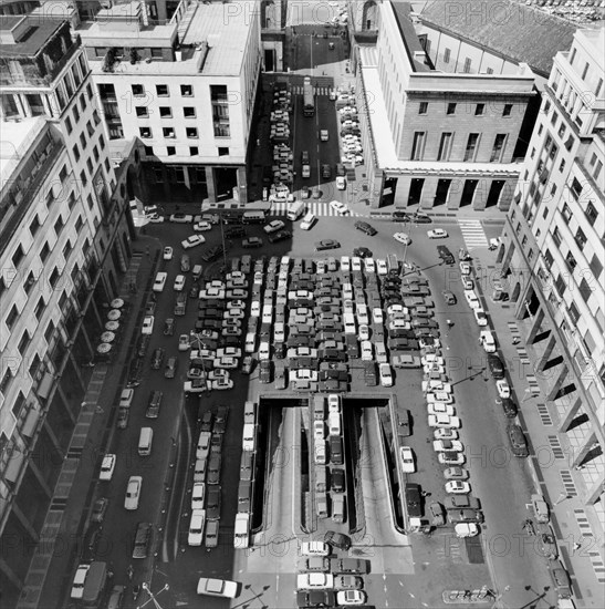 italie, lombardie, milan, vue de la piazza diaz à milan, 1968