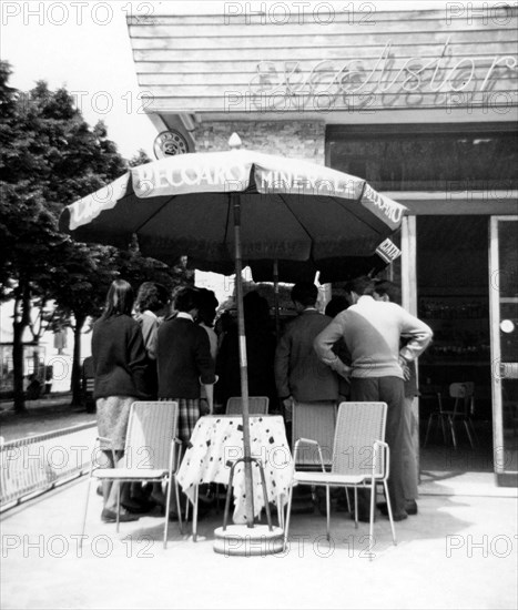 italie, veneto, groupe de jeunes devant un bar à bassano del grappa, 1962