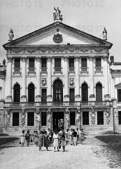 italie, veneto, stra, façade de la villa pisani, 1960