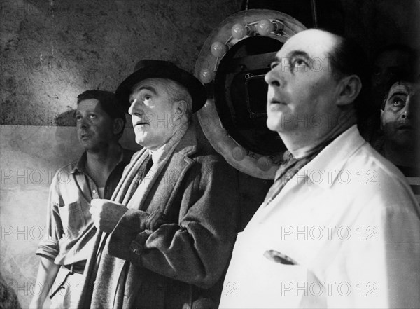 vittorio de sica et roberto rossellini pendant une pause dans le film "oak general", 1959