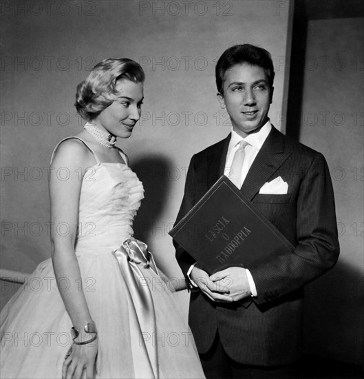 mike bongiorno et edy campagnoli dans "lascia o raddoppia", 1956