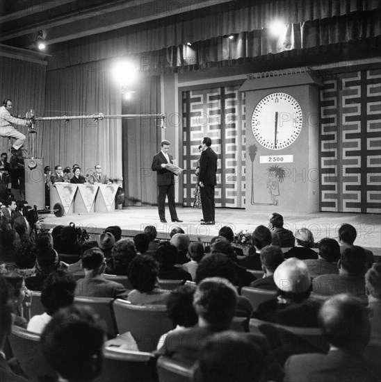 mike bongiorno dans un épisode de "lascia o raddoppia", 1956