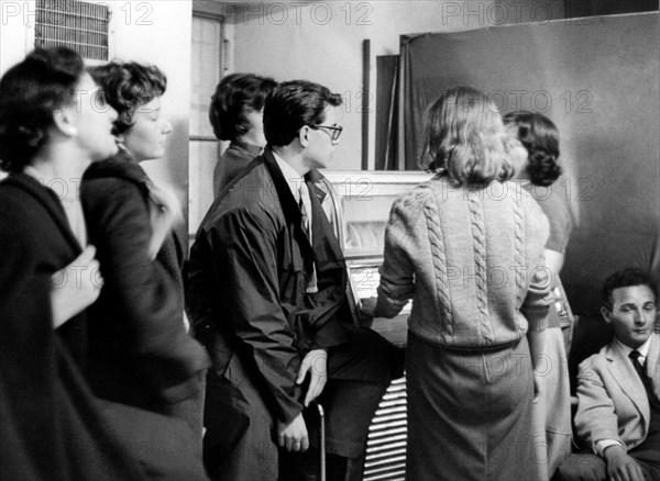 groupe de garçons devant un juke-box, 1968