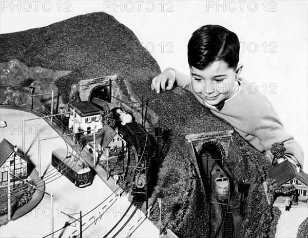 train électrique sur maquette et enfant, 1955