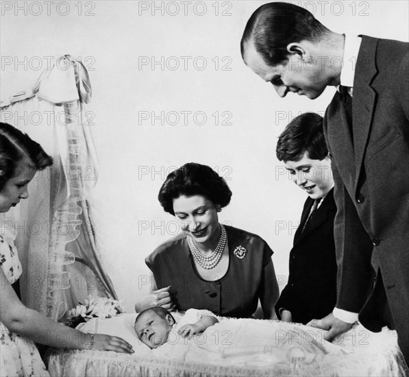 portrait de la famille royale anglaise, la reine elizabeth II au centre, 1960