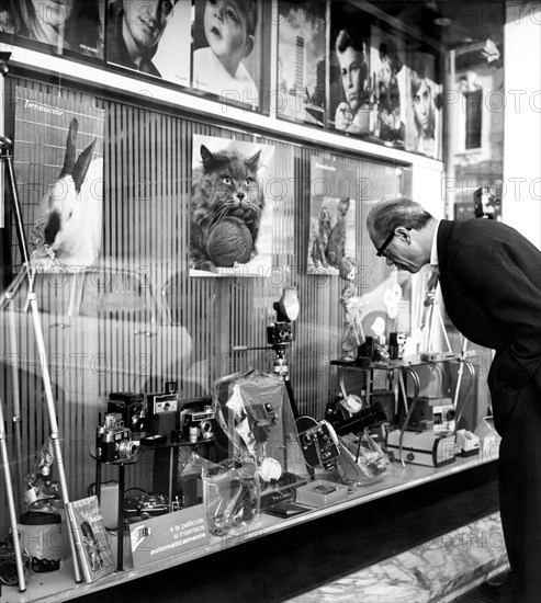 intérieur d'un magasin de matériel photographique, 1965