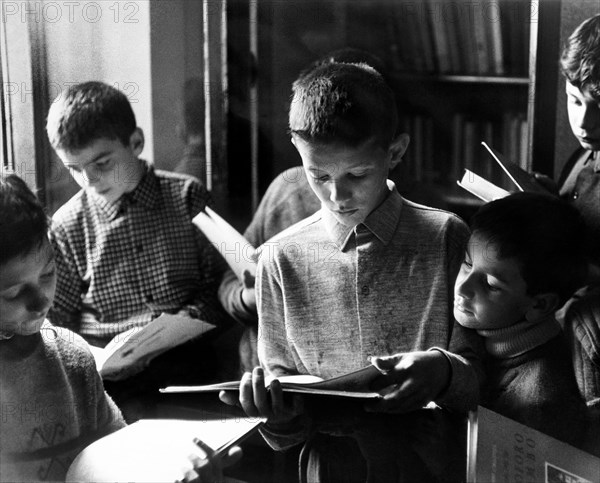 enfants lisant au village tci de la valganna, 1963